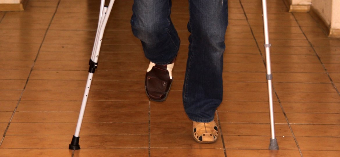 de un hombre en un molde con muletas muletas muletas